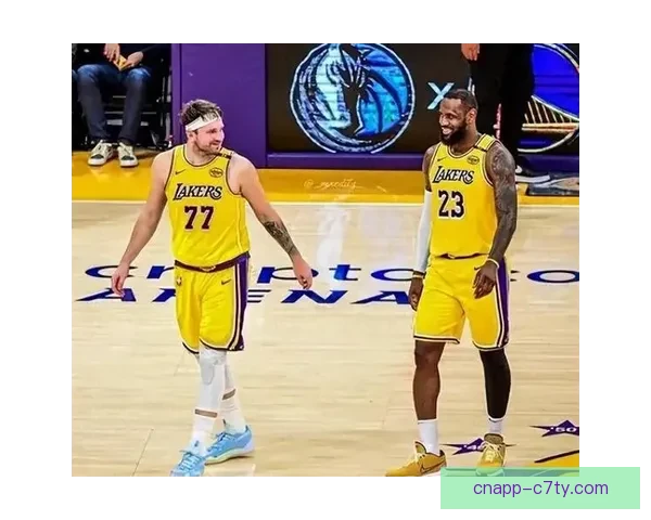 艾顿10中10无失误盛赞队友 艾顿10中10无失误盛赞队友