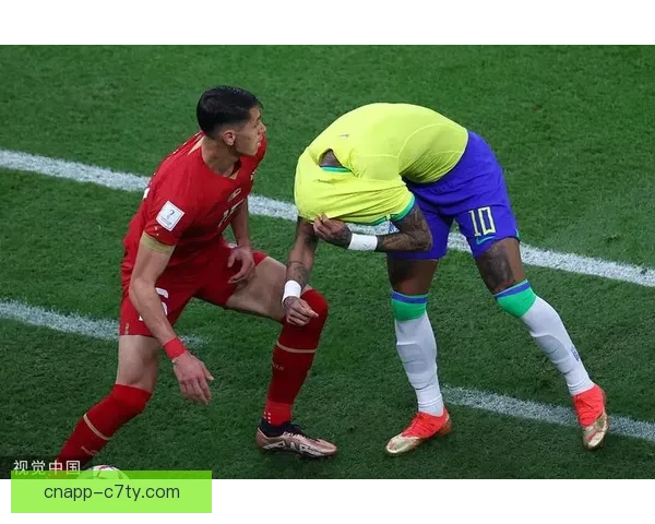 内马尔邀老球迷拥抱落泪动人心